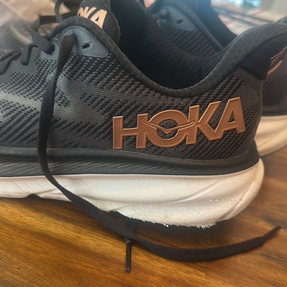 Hoka one Clifton 9 women’s Black and Gold shoe size 9 - Picture 5 of 6